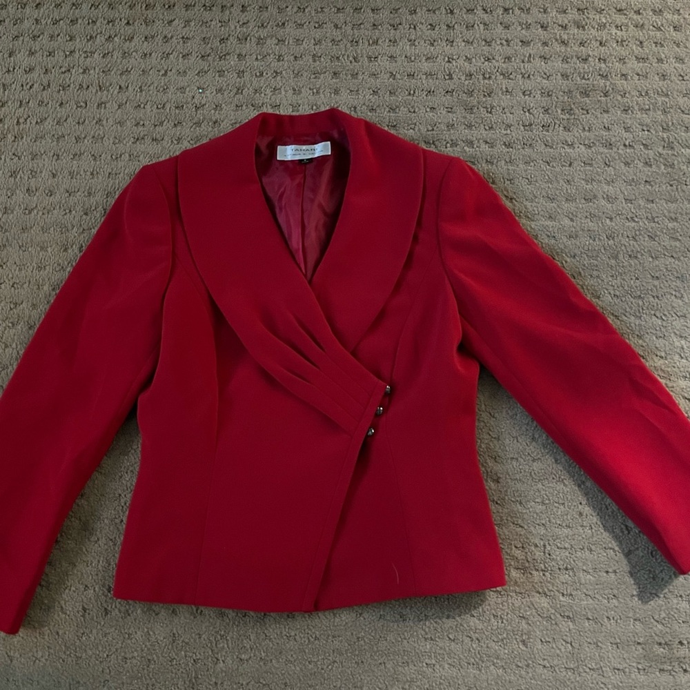 Tahari red crepe blazer/jacket in size 6
